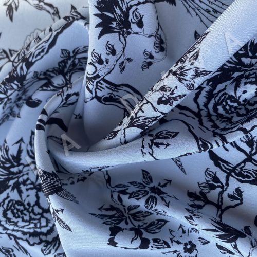Шелк из коллекции Dior на серо-голубом фоне
