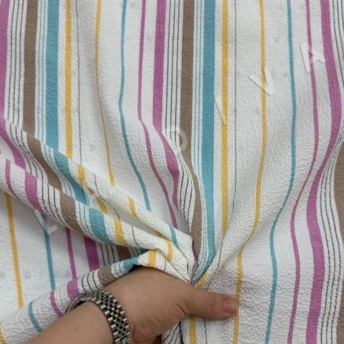 Хлопок с жатым эффектом в цветную полоску на молочном фоне 