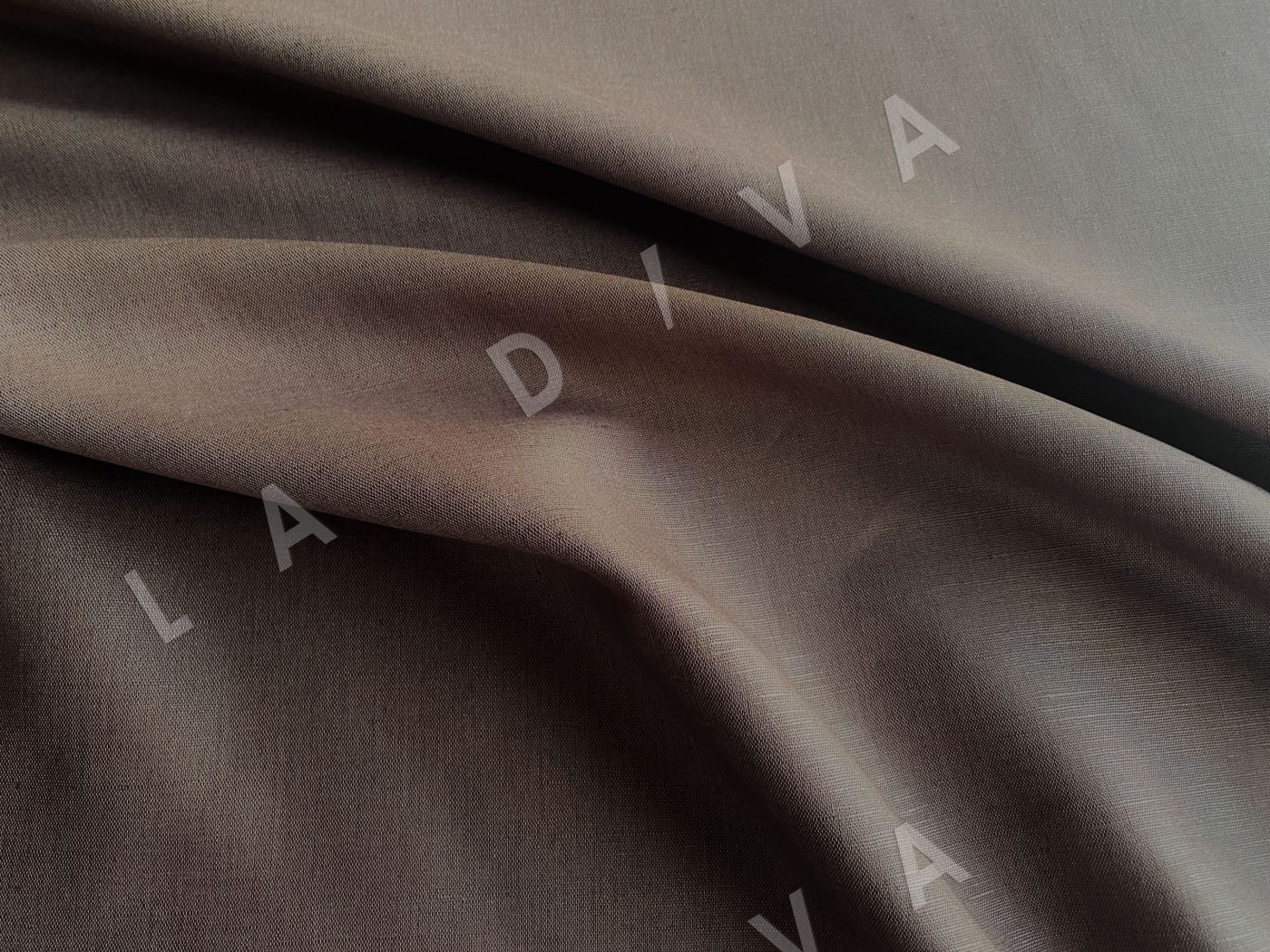 Купить ткань Костюмный лен с хлопком коричневого цвета с розоватым подтономв Москве D-045 – LA DIVA