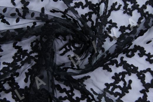 Вышивка на сетке на чёрном фоне  рис-3
