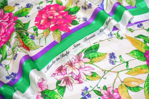 платок с цветочным принтом на бежевом фоне рис-4