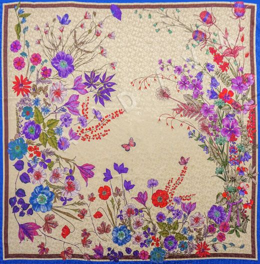 платок с цветочным принтом на бежевом фоне