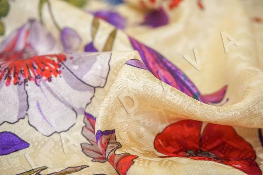 платочный шелк с цветочным принтом на бежевом фоне рис-3