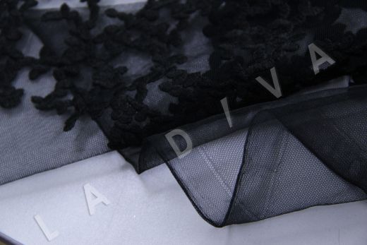 Вышивка на сетке на чёрном фоне  рис-2