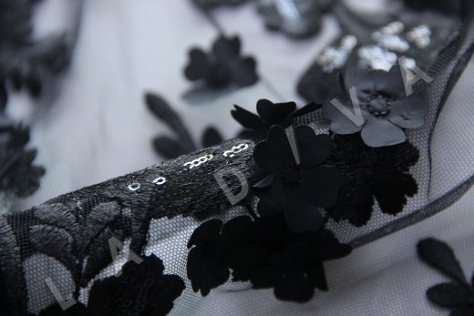Вышивка с пайетками на сетке на чёрном фоне  рис-2