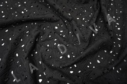 Шитье черного цвета с геометрической вышивкой рис-4