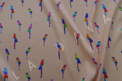 Креповый шелк "Попугайчики" на персиковом фоне