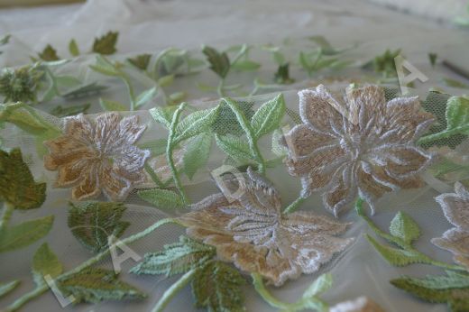 Праздничная вышивка на сетке "Цветы"