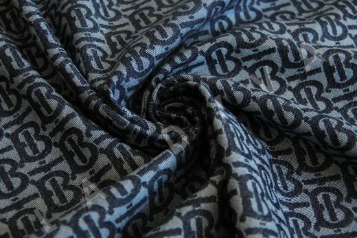 Джинс Burberry на светло-сером фоне темно-серые буквы