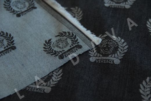 Джинс Versace с фирменным логотипом на темно-сером фоне рис-4