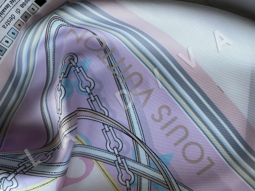 Шелковый платок Louis Vuitton подписной рис-3