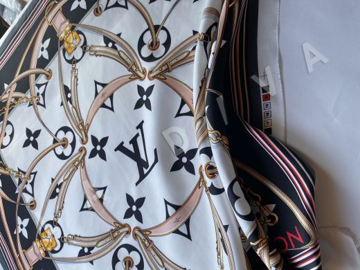 Шелковый платок Louis Vuitton подписной рис-9