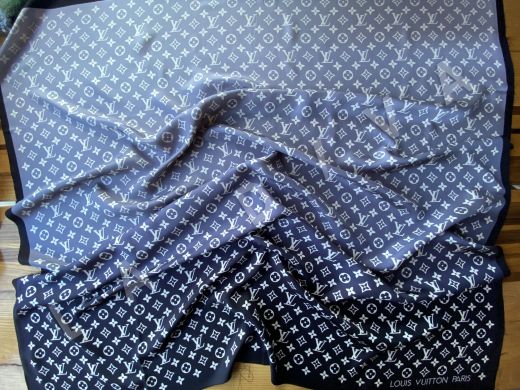 Шелковый платок Louis Vuitton с градиентом, подписной рис-11