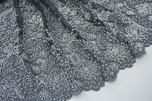 вышивка на сетке с с бисером серого цвета