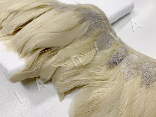 Страусиные перья на ленте бежевого цвета