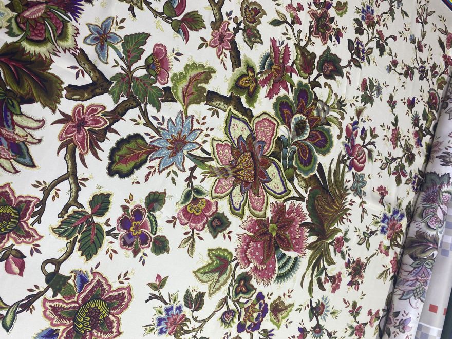 Шелк твил Valentino с цветочным рисунком рис-2 Шелк твил Valentino с цветочным рисунком рис-2
