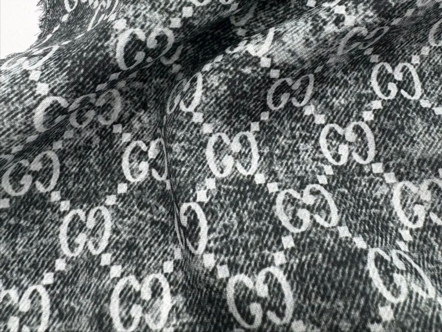 Шелк Gucci на сером фоне D-421 Шелк Gucci на сером фоне D-421Шелк Gucci, подписной, на сером фоне D-421