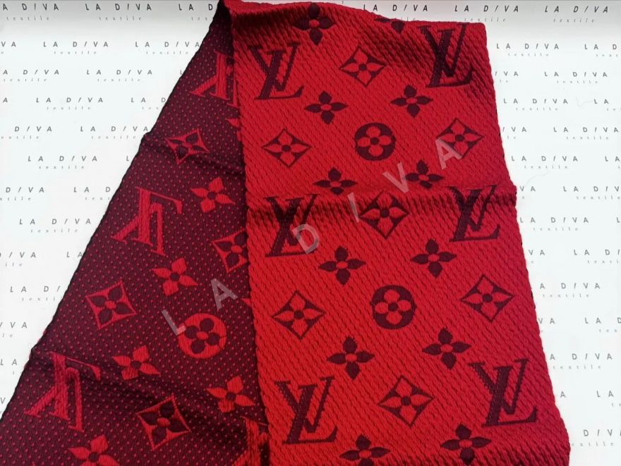 Шарф LOUIS VUITTON в глубоком красном цвете рис-2 Шарф LOUIS VUITTON в глубоком красном цвете рис-2