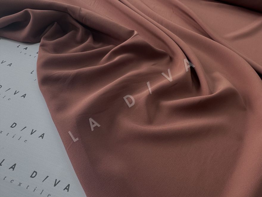 Однотонный креповый шелк с ацетатом Max Mara в светло-коричневом цвете с розовинкой рис-3
