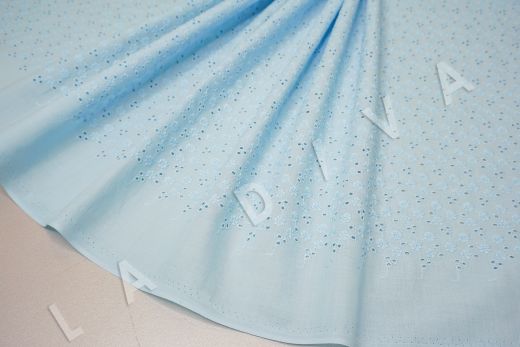 Шитье голубого цвета с цветочной вышивкой