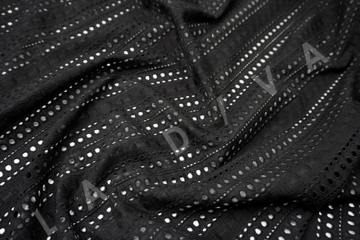 Шитье черного цвета с геометрической вышивкой