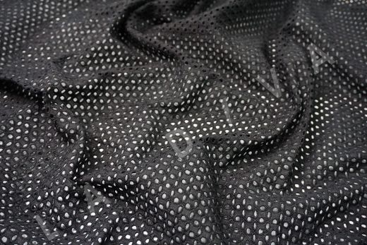 Шитье черного цвета с геометрической вышивкой
