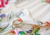 платок с цветочным принтом на бежевом фоне рис-3