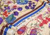 платочный шелк с цветочным принтом на бежевом фоне рис-4