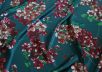 Шелк сатин Gucci на изумрудном фоне с цветами  рис-2