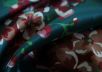 Шелк сатин Gucci на изумрудном фоне с цветами  рис-3