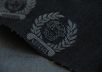 Джинс Versace с фирменным логотипом на темно-сером фоне рис-3