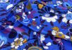 Шелк атласный с цветочным принтом на синем фоне рис-3