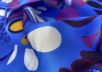 Шелк атласный с цветочным принтом на синем фоне рис-4