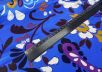 Шелк атласный с цветочным принтом на синем фоне рис-5