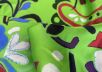 Шелк атласный с цветочным принтом на зеленом фоне рис-4