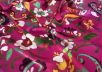 Шелк атласный с цветочным принтом на малиновом фоне рис-3
