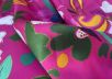 Шелк атласный с цветочным принтом на малиновом фоне рис-4