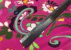 Шелк атласный с цветочным принтом на малиновом фоне рис-5