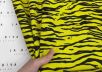 Джинса Moschino с ярким принтом на желтом фоне  рис-4